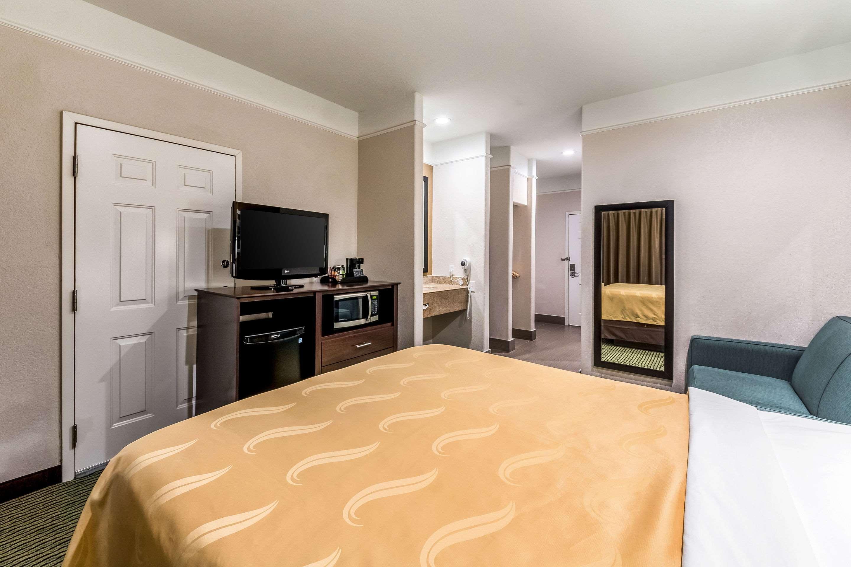 Quality Inn & Suites Seaworld North San Antonio Exterior photo