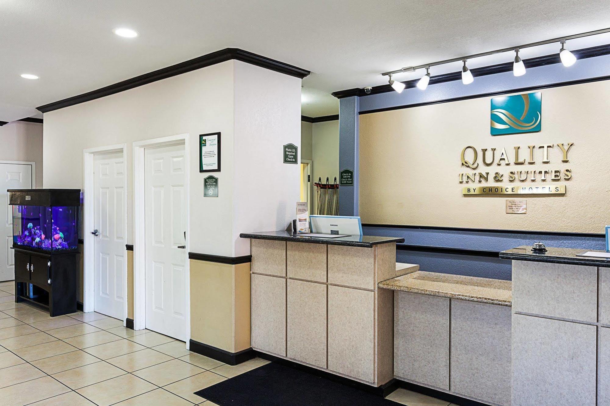 Quality Inn & Suites Seaworld North San Antonio Exterior photo